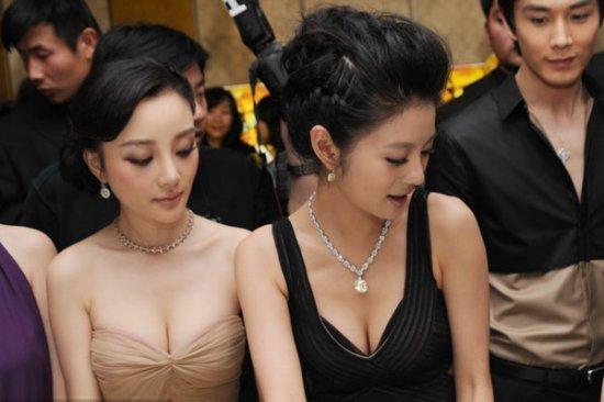 十大女星互相偷瞄胸部的惊人瞬间（图）