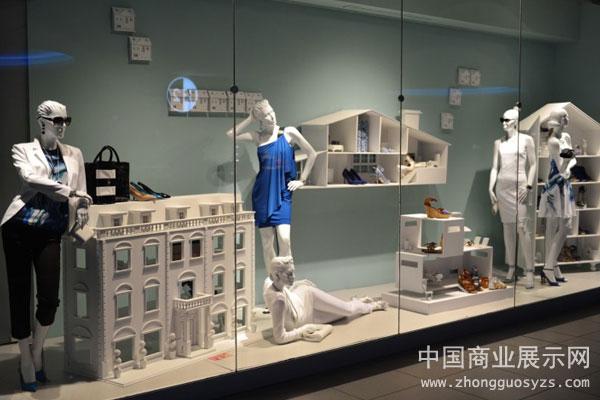 加拿大多伦多伊顿百货le chateau女士 橱窗 采用小木屋作为鞋子和配饰_吉德网 加拿大多伦多伊顿百货le chateau女士 橱窗 采用小木屋作为鞋子和配饰
