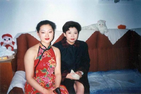董文华一夜之间销声匿迹,从此以后董文华名字和赖昌星扯在一起,有传言