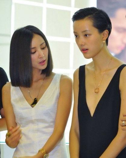 十大女星互相偷瞄胸部的惊人瞬间（图）