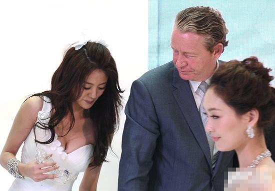 十大女星互相偷瞄胸部的惊人瞬间（图）