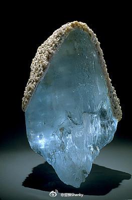 天然蓝色托帕石(像一位老者)  托帕石宝石学资料  宝石名称:托帕石