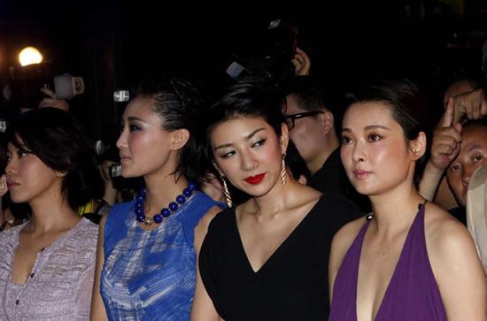 十大女星互相偷瞄胸部的惊人瞬间（图）