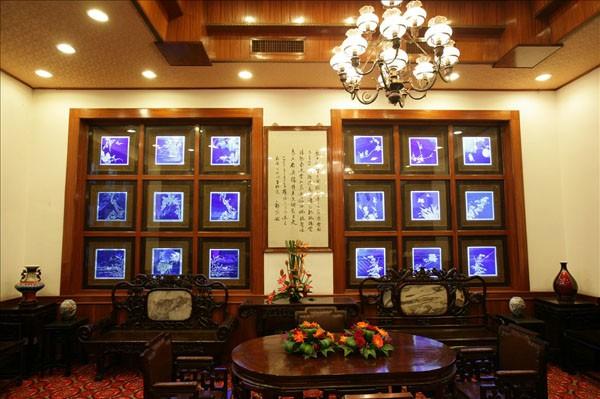 广州荔湾区泮溪承办:婚宴 寿宴 满月宴 商务宴请 公司年宴(泮溪婚宴最低2388元/桌,寿宴最低2288元/桌,满月宴最低2288元/桌) 广州荔湾区泮溪酒家菜系:粤菜 广州市泮溪酒家是否具备刷卡功能:是 2.泮溪酒家商家描述 随着生活节奏逐步跟随着现代化进程的加快,密集的人群在这个满是钢筋混水泥建造的森林城市中繁忙的生活,即便是拖着疲惫不堪的身躯也不愿放慢脚步,最多是随意地拍一拍裹在鞋上的灰泥,继续踏上远程的征途。然而广州泮溪酒家这个曾经是南汉王刘长御花园的昌花苑,旧时被称为古之花坞的荔枝湾