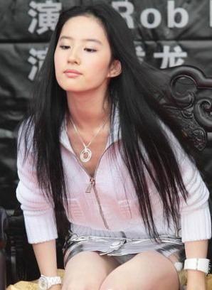 刘亦菲性感图片大全_刘亦菲姚晨杨幂女星海边嬉戏