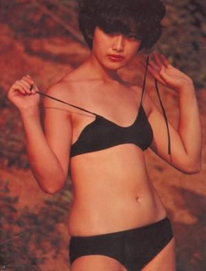 山口百惠早年湿身比基尼写真曝光（图）