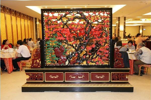 广州荔湾区泮溪承办:婚宴 寿宴 满月宴 商务宴请 公司年宴(泮溪婚宴最低2388元/桌,寿宴最低2288元/桌,满月宴最低2288元/桌) 广州荔湾区泮溪酒家菜系:粤菜 广州市泮溪酒家是否具备刷卡功能:是 2.泮溪酒家商家描述 随着生活节奏逐步跟随着现代化进程的加快,密集的人群在这个满是钢筋混水泥建造的森林城市中繁忙的生活,即便是拖着疲惫不堪的身躯也不愿放慢脚步,最多是随意地拍一拍裹在鞋上的灰泥,继续踏上远程的征途。然而广州泮溪酒家这个曾经是南汉王刘长御花园的昌花苑,旧时被称为古之花坞的荔枝湾