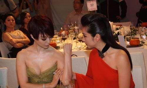 十大女星互相偷瞄胸部的惊人瞬间（图）