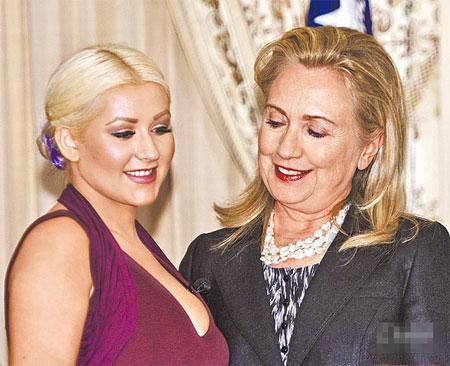 十大女星互相偷瞄胸部的惊人瞬间（图）