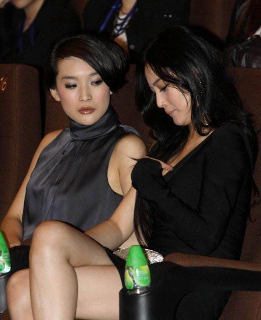 十大女星互相偷瞄胸部的惊人瞬间（图）