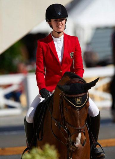 身穿红色的马术西装外套,而且红色必须是曾拿过全国级别冠军的骑士才
