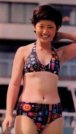 山口百惠早年湿身比基尼写真曝光（图）