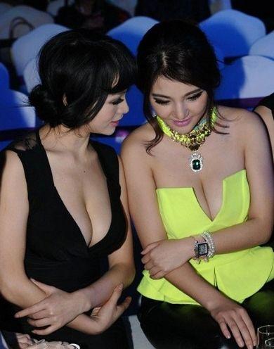 十大女星互相偷瞄胸部的惊人瞬间（图）