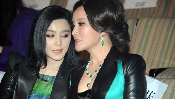 十大女星互相偷瞄胸部的惊人瞬间（图）