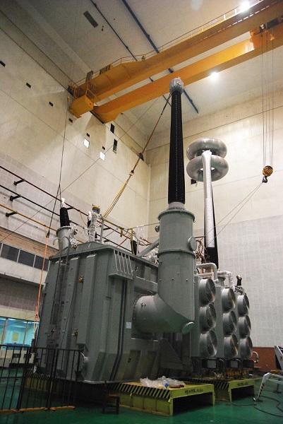 图为西电西变研制的750千伏,50万千伏安单相自耦电力变压器正在作