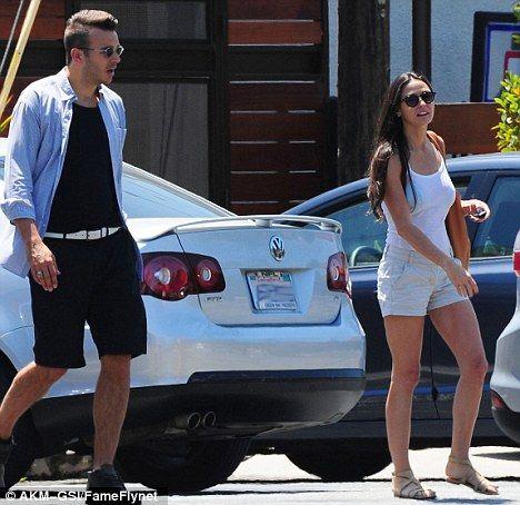 黛米·摩尔与小男友外出 催眠治疗舒缓压力