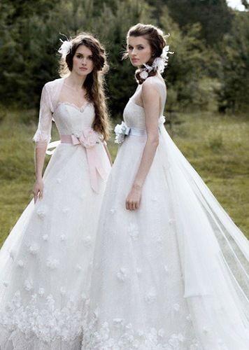 《暮光》情侣打造哥特风婚纱照