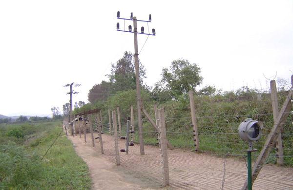 朝韩三八线铁丝网出现大洞 韩国已进入紧急状态