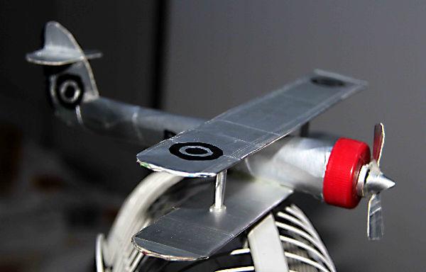 "玩转垃圾—废品大变身"—投稿作品01 利乐包做成的战斗机