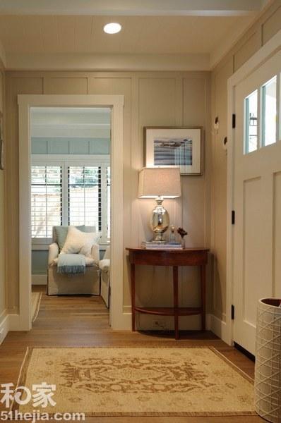 这是通向室外花园的小角落,业主将此处摆放一个小小的展示台.