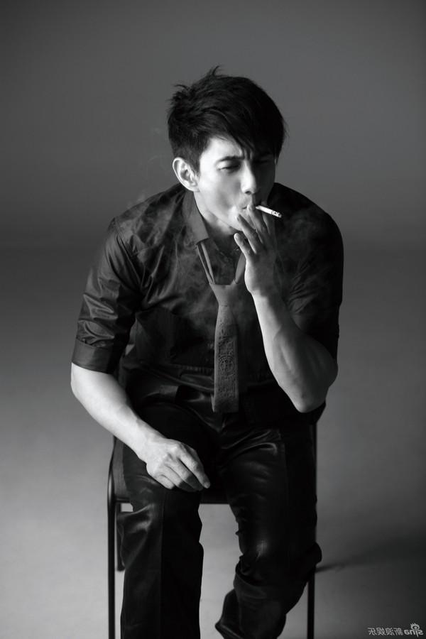 魅力先生吴奇隆黑白写真图片