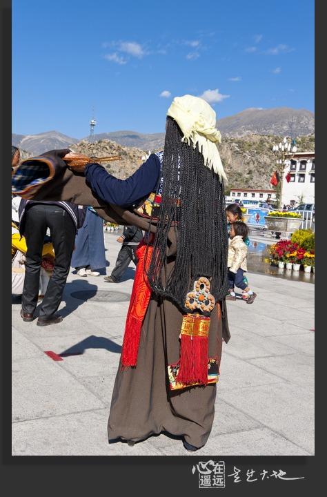  这个藏族妇女的辫子好长啊而且编的很精致