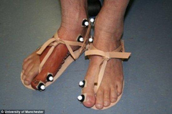 在最新研究中志愿者穿着脚趾假体复制品体验远古假肢的功能性