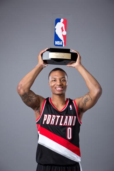 组图:利拉德领取最佳新秀奖杯 淡定微笑拍写真