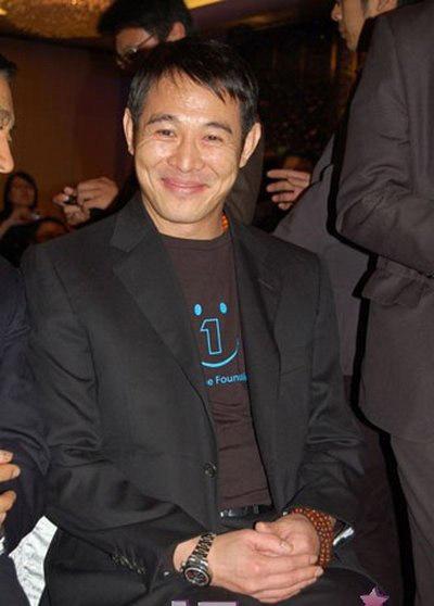 李连杰黑西装戴佛珠中西结合