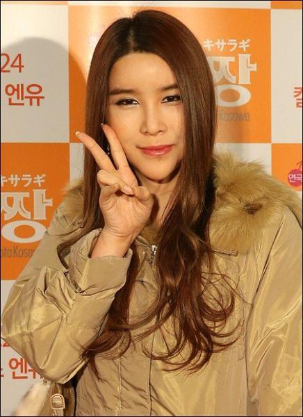 新浪娱乐讯 韩国变性艺人河莉秀[微博]28日在个人主页发布一组