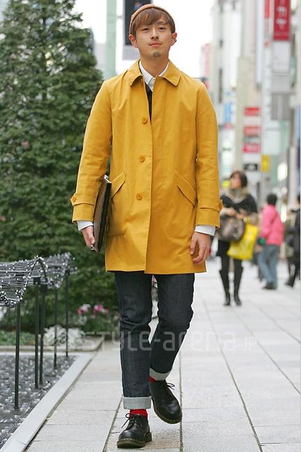 冬季男装多点色彩 街拍杏黄色男士风衣的搭配造型