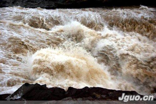 滚滚长江东逝水,浪花淘尽,英雄不再