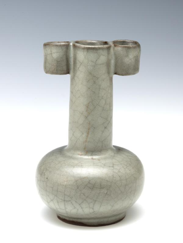 南宋郊坛下官窑贯耳瓶