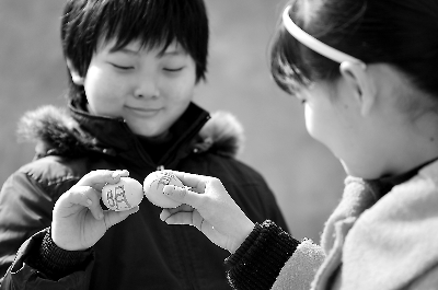 我国民间有清明节碰鸡蛋的习俗,将煮熟的鸡蛋互碰,谁的鸡蛋先碰破,谁