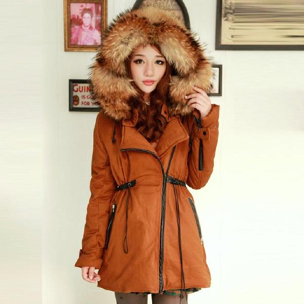 砖红色是今年秋冬的流行色,衣长前短后长,当把腰部皮绳抽紧后,从腰部