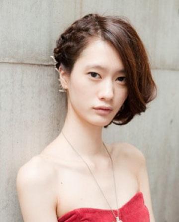 四六分的斜刘海波波头,简单干练,偶尔想要做点变化,增添优雅个性.