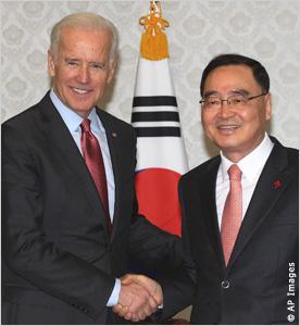 副总统拜登在12月6日访问大韩民国期间会见了总理郑烘原.