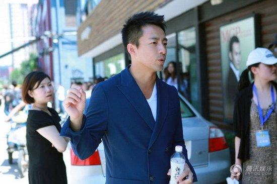 汪小菲录节目发飙 摔本子大吼:我不玩了!