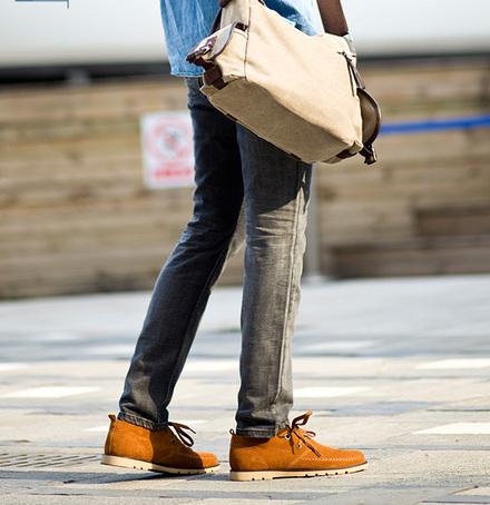 男士潮流板鞋,搭配修身牛仔裤,不失为春季里的一抹阳光!