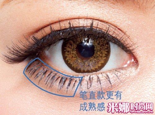 眼尾1/2的位置带上假睫毛 选择稍微浓密的款假睫毛切下贴在眼尾处.