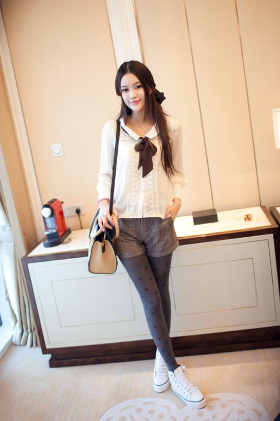 今日搭配:日系蝴蝶结衬衫 格子短裤 蝴蝶结灰色连裤袜 白色厚底鞋