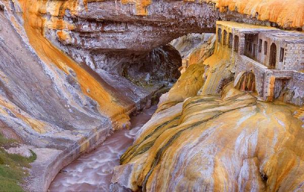 &nbsp;美国,布莱斯峡谷国家公园的石灰岩壁经过数百年的侵蚀作用