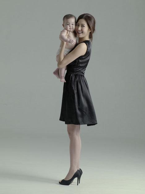 香港无线演员陈自瑶于4月27日早晨9点左右剖腹产下一女.