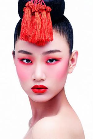 眉蹙春山,眼颦秋水, 摇摆流苏,摇曳带出美人的万种风情,在那轻施粉黛