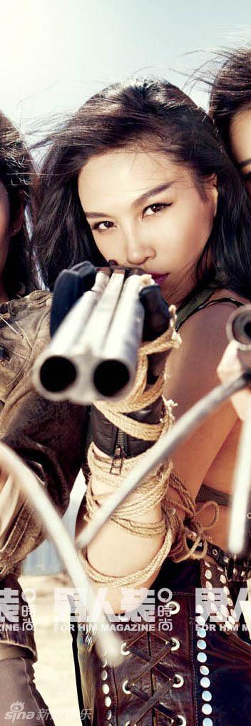 张蓝心在电影中冷艳性感加上修长的双腿以及实打实的功夫让人过目不忘