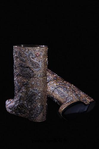 价值318.8万美元"钻石靴"亮相"