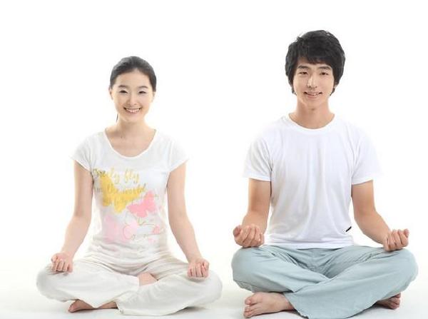 盘腿不像下肢自然下垂的坐姿,它能拉近下肢和心脏的距离,不存在因久坐