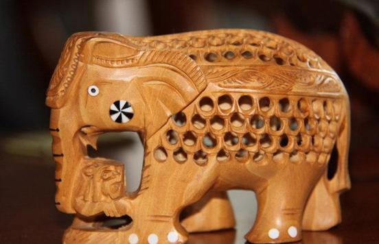 尼泊尔有各种精美的手工艺品,如陶器,铜器,唐卡,纸制品,香料,格丢廓