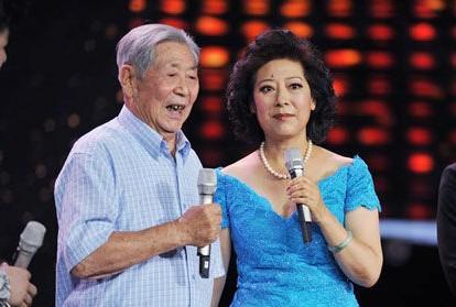 关牧村做客《歌声传奇》 最壮观"亲友团"亮相