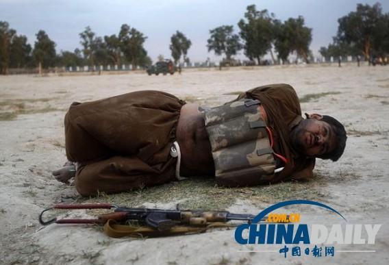 阿富汗英勇士兵冒死拆除"活体人弹"(组图)